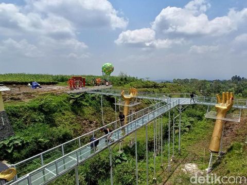 Tim Labfor Polda Jateng melakukan pemeriksaan konstruksi jembatan kaca The Geong Hutan Pinus Limpakuwus di Kecamatan Sumbang, Kabupaten Banyumas, Kamis (26/10/2023).