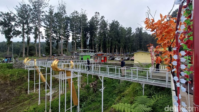 Tim Labfor Polda Jateng melakukan pemeriksaan konstruksi jembatan kaca The Geong Hutan Pinus Limpakuwus, Kabupaten Banyumas, Kamis (26/10/2023).