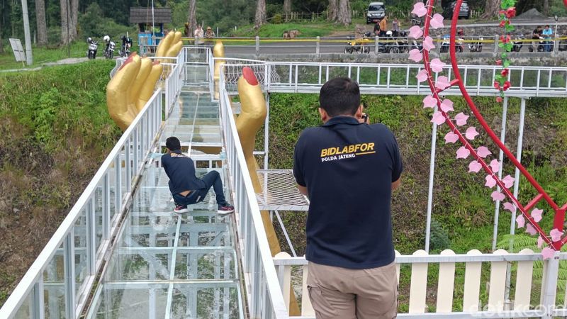 Tim Labfor Polda Jateng melakukan pemeriksaan konstruksi jembatan kaca The Geong Hutan Pinus Limpakuwus, Kabupaten Banyumas, Kamis (26/10/2023).