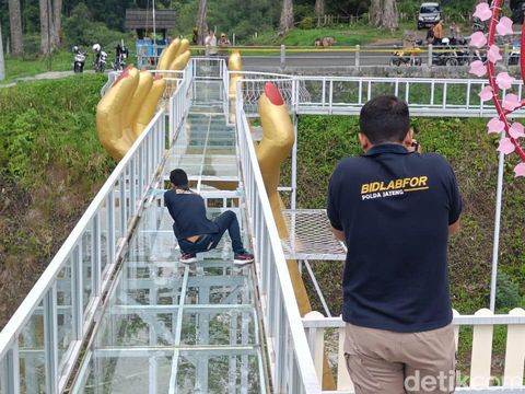 Tim Labfor Polda Jateng melakukan pemeriksaan konstruksi jembatan kaca The Geong Hutan Pinus Limpakuwus, Kabupaten Banyumas, Kamis (26/10/2023).