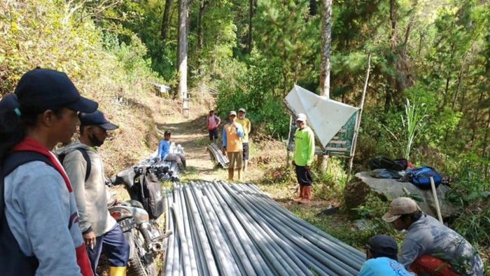 Titik api di Gunung Lawu dipastikan sudah tidak ada. Pipa saluran air warga terdampak kebakaran mulai diperbaiki.