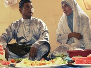 Tradisi Basuh Lantai untuk Ibu yang Baru Melahirkan di Lingga