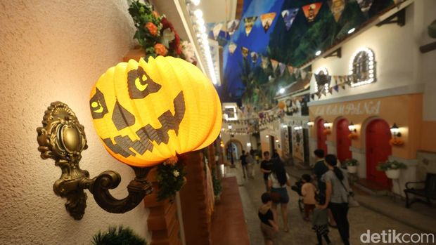 Trans Studio Cibubur menyambut Halloween.