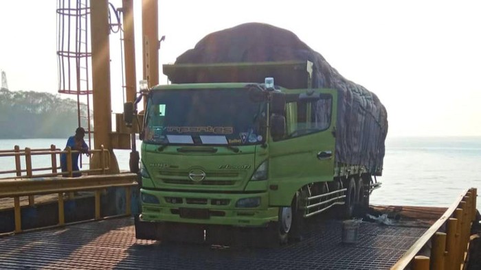 Truk tronton yang mengalami as roda patah di landasan Dermaga II, Pelabuhan Padangbai, Karangasem masih dalam proses perbaikan Kamis (26/10/2023). (istimewa)