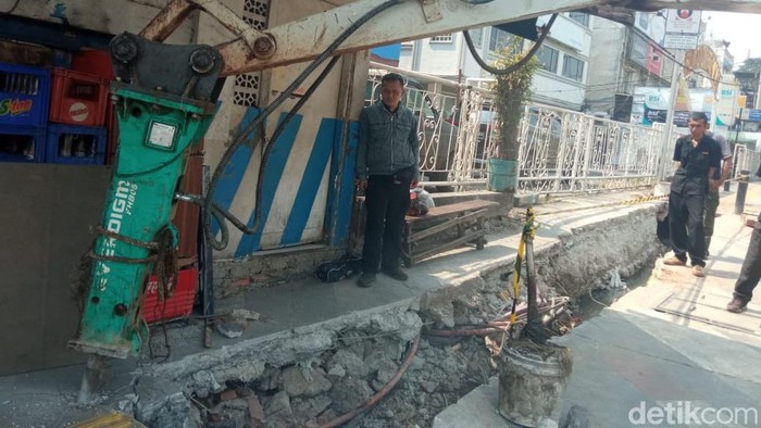 Trotoar Margonda, Depok yang baru direvitalisasi dibongkar lagi untuk perbaikan saluran air.
