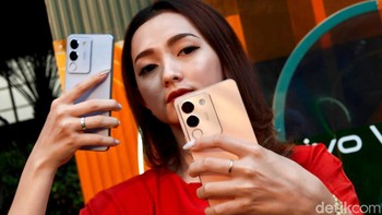 Di bagian belakang terpasang kamera 64 MP dengan sensor 0,5 inch dan OIS, menjanjikan hasil jepretan terang dan detail meski di kondisi kurang cahaya. Vivo turut menyematkan kamera ultra-wide 8 MP dengan sudut 116 derajat. Foto: Adi Fida Rahman/detikINET