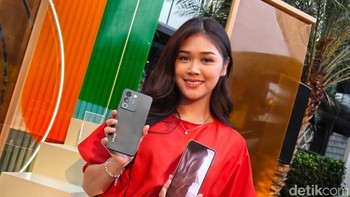 Vivo V29e hadir dengan layar 6,67 inch, menggunakan panel AMOLED dengan 1080x2400 pixels. Mengikuti tren kekinian, HP ini mendukung refresh rate 120Hz dengan kecerahan mencapai 1.150 nits. Vivo memberikan dukungan SGS Eye Protection pada perangkat barunya ini. Fitur ini sangat berguna dalam mengurangi cahaya biru sehingga bantu menjaga kondisi mata. Foto: Adi Fida Rahman/detikINET