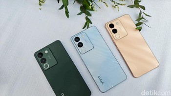 Harga Vivo V29e di Indonesia adalah Rp 4.399.000. Preorder dibuka 26 Oktober hingga 1 November 2023 lewat Vivo.com dan Shopee. Pemesan mendapatkan gratis Vivo Care+ selama enam bulan dan langganan Viu selama 3 bulan. Vivo V29e mulai tersedia di toko online dan offline pada 2 November mendatang. Foto: Adi Fida Rahman/detikINET