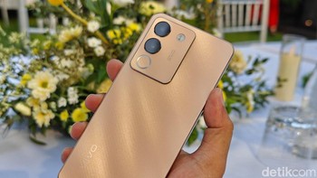 Pertama Gold yang terinspirasi kilau kehangatan Matahari yang menyinari Indonesia. Vivo memadukan Florite AG Glass dan Nano-sclae Photoetching Technique untuk membuat permukaan yang halus saat disentuh namun terlihat mewah begitu dipandang. Foto: Adi Fida Rahman/detikINET