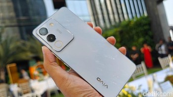 ada warna Blue yang menunjukkan gradasi cahaya dan bayangan yang mengalir. Ini dihasilkan oleh skala Nano-scale Photoetching Technique, memberikan hasil tembus pandang dan efek 3D, persis seperti lanskap samudera Indonesia. Foto: Adi Fida Rahman/detikINET