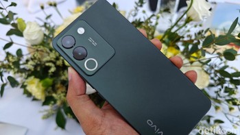 Black tak menariknya karena mempresentasikan keindahan hutan tropis indah Indonesia. Kilau terukir di kaca permukaannya menambah daya tariknya saat genggam Foto: Adi Fida Rahman/detikINET