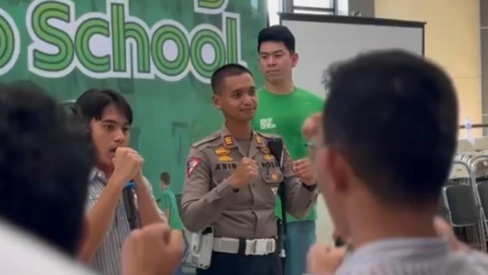 Wakasat Lantas Polrestabes Surabaya memberi arahan kepada pelajar agar selalu tertib berlalu lintas dalam kegiatan Safety Riding Back to School di SMAN 5 Surabaya