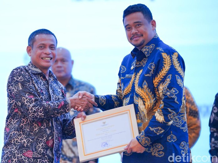 Wali Kota Medan Bobby Nasution menerima penghargaan dari KPK (Dok. Pemkot Medan)