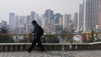 Pejalan kaki berjalan di tengah kabut asap akibat kebakaran hutan di La Paz, Bolivia, Rabu (25/10/2023). Otoritas Kehutanan Bolivia melaporkan pada tanggal 23 Oktober bahwa hampir dua juta hektar telah terbakar tahun ini, 23% di antaranya adalah hutan.