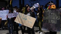 Mereka memprotes soal kebakaran hutan dan meminta pemerintah mengumumkan bencana lingkungan, di luar Kementerian Pertahanan.