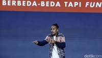 Meski hal itu dikemas secara menarik, ada sisi miris yang sebenarnya dirasakan Abdur Arsyad di kampung halamannya. Kepada detikcom Abdur Arsyad bercerita merasakan pengalaman diskriminasi perihal pendidikan di Tanah Air.  