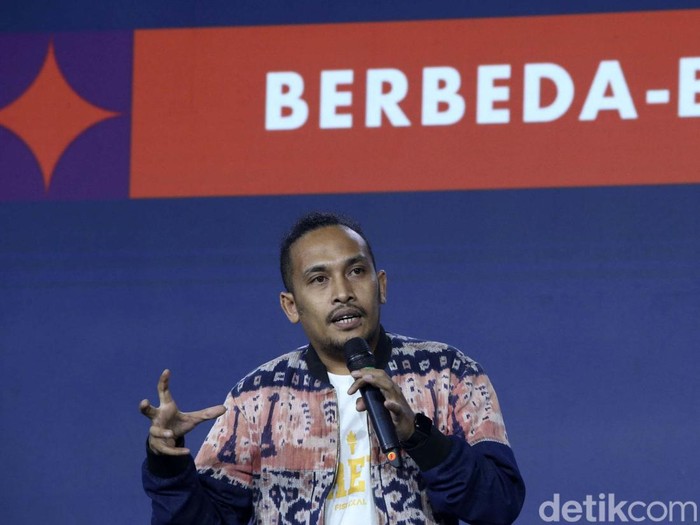 Komika Tanah Air, Abdur Arsyad berbagi cerita di acara Demi Indonesia. Abdur Arsyad bercerita merasakan pengalaman diskriminasi perihal pendidikan di Tanah Air.