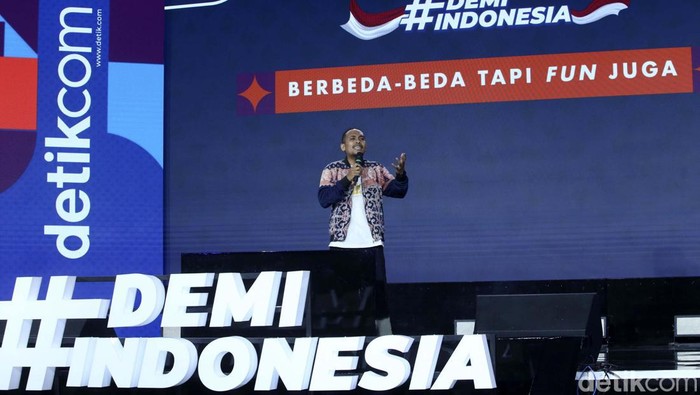 Abdur Arsyad Berbagi Cerita di Demi Indonesia Komika Tanah Air, Abdur Arsyad berbagi cerita di acara Demi Indonesia. Abdur Arsyad bercerita merasakan pengalaman diskriminasi perihal pendidikan di Tanah Air.