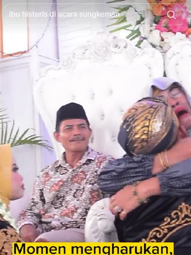 Acara sungkeman ini viral di TikTok dan ekspresi sang ibu dari pengantin pria menjadi sorotan di media sosial