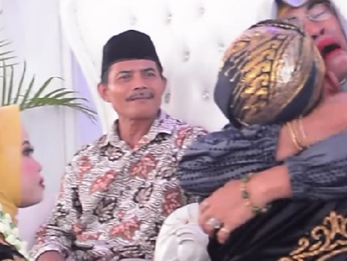 Acara sungkeman ini viral di TikTok dan ekspresi sang ibu dari pengantin pria menjadi sorotan di media sosial