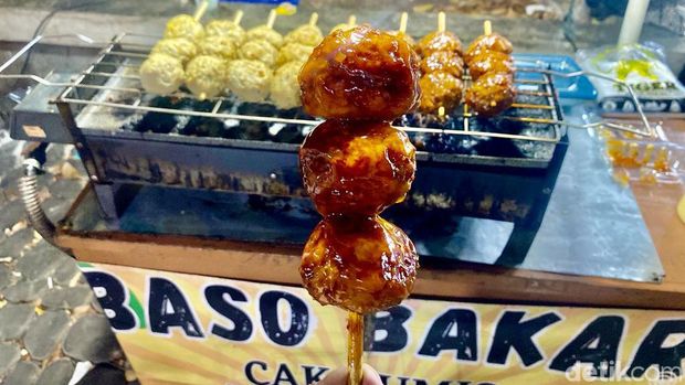 Ada Bakso Bakar hingga Mie Pedas Nendang di Alun-alun Bekasi