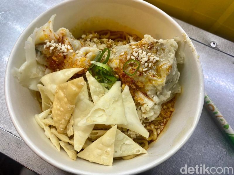 Ada Bakso Bakar hingga Mie Pedas Nendang di Alun-alun Bekasi