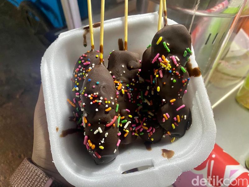 Ada Bakso Bakar hingga Mie Pedas Nendang di Alun-alun Bekasi
