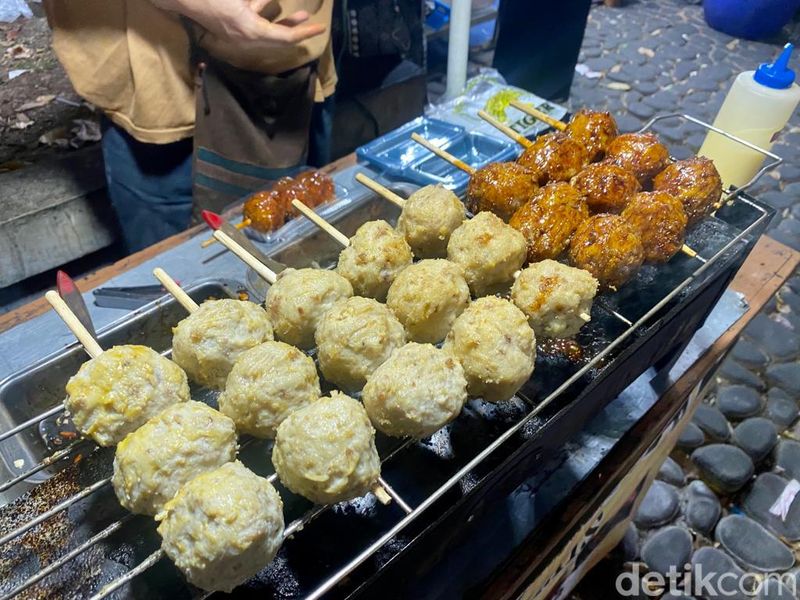 Ada Bakso Bakar hingga Mie Pedas Nendang di Alun-alun Bekasi