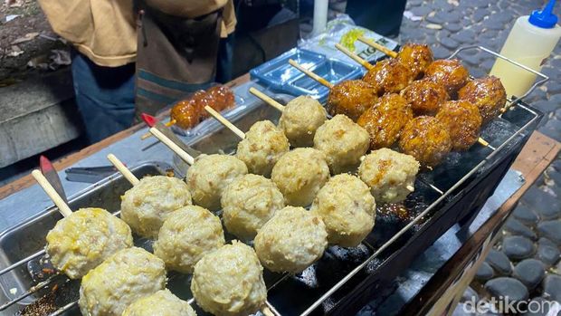 Ada Bakso Bakar hingga Mie Pedas Nendang di Alun-alun Bekasi