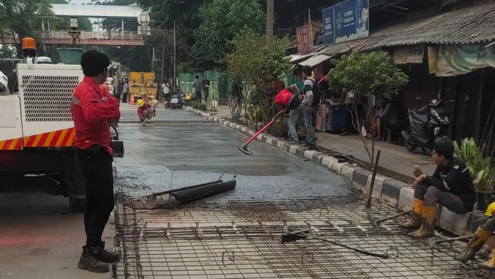 Ada Perbaikan Jalan di Depan Terminal Kalideres, Lalin Padat