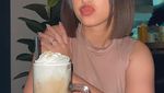 Gaya Keren Afifah Riyad saat Jajan Bubble dan Smoothie