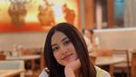 Gaya Keren Afifah Riyad saat Jajan Bubble dan Smoothie