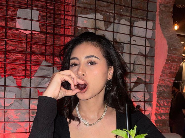 Gaya Keren Afifah Riyad saat Jajan Bubble dan Smoothie