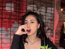 Gaya Keren Afifah Riyad saat Jajan Bubble dan Smoothie