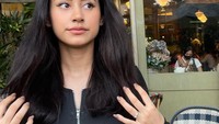 Pose candid Afifah Riyad ini juga mencuri perhatian. Ia berpose dengan membelakangin meja makan yang dipenuhi makanan lezat. Foto: Instagram @afifahriyad