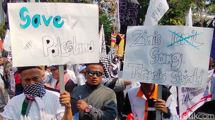 Aksi Bela Palestina di Surabaya Aksi Bela Palestina di Surabaya