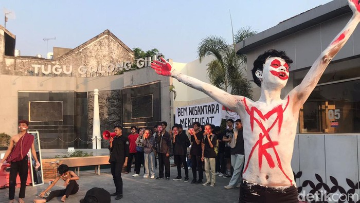 Potret Demo Mahasiswa Jogja Coret Foto Gibran-Anwar Usman