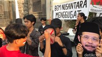 Selain orasi, massa melakukan aksi teatrikal serta pembacaan puisi. Massa juga melakukan aksi menyilang foto Jokowi, Gibran, serta Anwar Usman. Foto: Adji G Rinepta/detikJogja