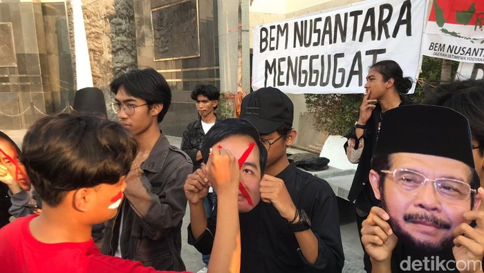 Aksi demo mahasiswa Jogja yang tergabung dalam BEM Nusantara DIY, Jumat (27/10/2023).