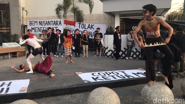 Aksi demo mahasiswa Jogja yang tergabung dalam BEM Nusantara DIY, Jumat (27/10/2023). Aksi demo mahasiswa Jogja yang tergabung dalam BEM Nusantara DIY, Jumat (27/10/2023).