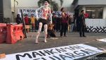 Potret Demo Mahasiswa Jogja Coret Foto Gibran-Anwar Usman
