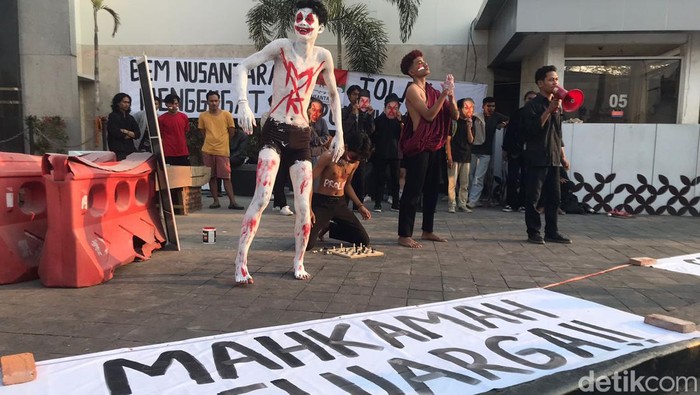 Aksi demo mahasiswa Jogja yang tergabung dalam BEM Nusantara DIY, Jumat (27/10/2023).