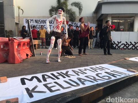 Aksi demo mahasiswa Jogja yang tergabung dalam BEM Nusantara DIY, Jumat (27/10/2023).