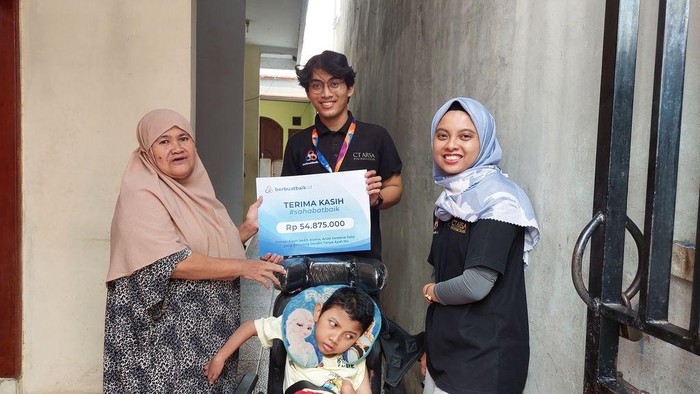 Alvino dan Nenek bersama tim berbuatbaik.id