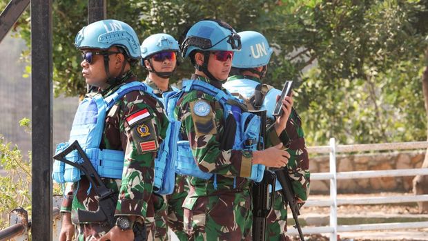 Anggota TNI yang tergabung dalam pasukan penjaga perdamaian PBB di Lebanon. Sebanyak 1200 anggota Kontingen Indonesia bertugas di UNIFIL. Wilayah tugas mereka berada di Lebanon Selatan, sepanjang perbatasan darat dan laut Lebanon-Israel. (REUTERS/AZIZ TAHER)