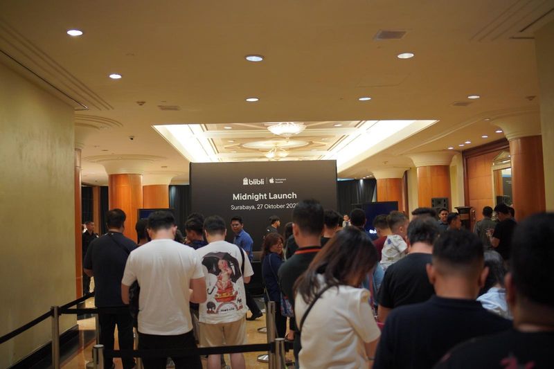 Antrean pengambilan pemesanan iPhone 15 Blibli di Surabaya.