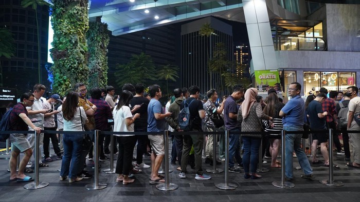Antusias pengambilan pemesanan iPhone 15 Blibli di Jakarta