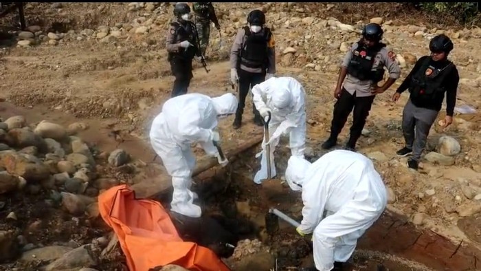 Aparat saat mengevakuasi korban serangan KKB di Kabupaten Yahukimo, Papua Pegunungan.