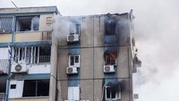 Sebuah apartemen di Tel Aviv, Israel, terbakar 27 Oktober 2023. 