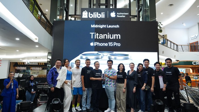 Artis yang menjemput iPhone 15 series pesanan mereka.